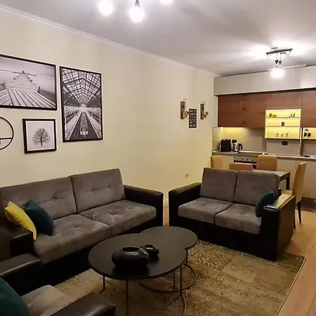 Lucy's In Center تيرانا