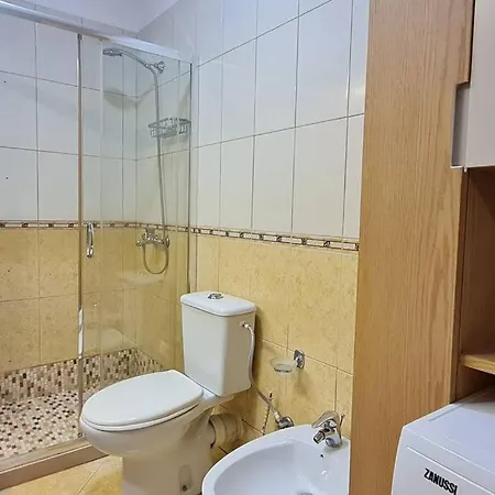 Lucy's In Center Apartment