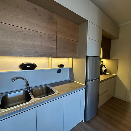 Lucy's In Center * تيرانا