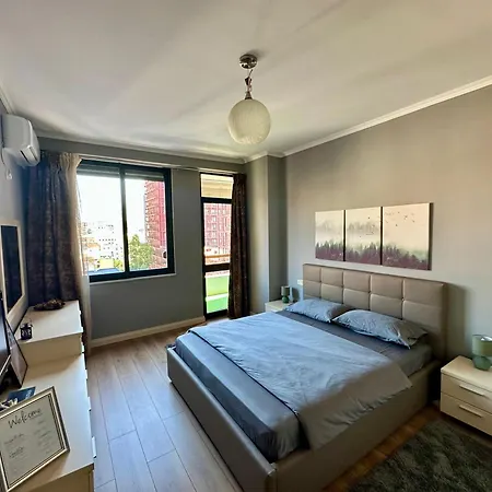 Lucy's In Center Tirana